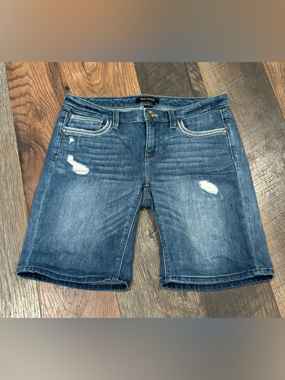 White House Black Market Girlfriend Jean Shorts Distressed in size 2